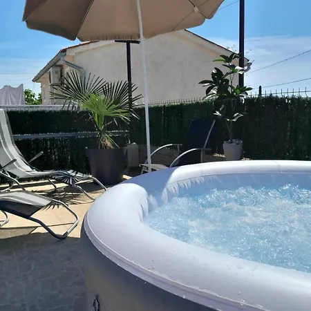 Mila With Jacuzzi Apartment *
